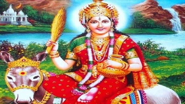 শীতলা পুজোর দিন উনুন ঠান্ডা রাখা হয়। শীতলা পুজোর দিন উনুন ঠান্ডা রাখা হয়।