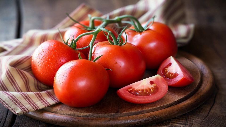 টমেটো খেতে ভালোবাসেন? বেশি টমেটো খেলে দেখা দিতে পারে স্বাস্থ্য সমস্যা, জেনে  নিন - side effects of eating excessive tomato in daily life, Bangla News