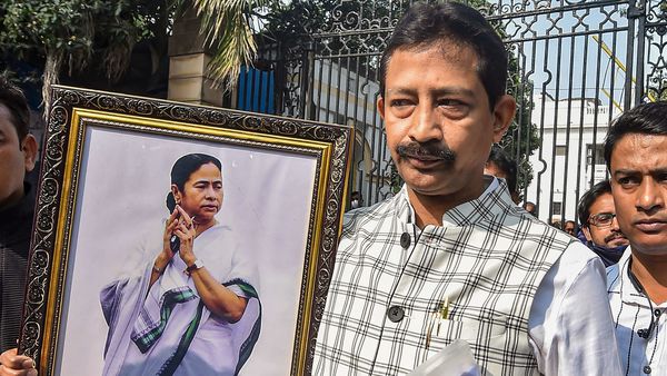 গত জানুয়ারিতে বিধানসভা থেকে বেরিয়ে আসার সময় রাজীব বন্দ্যোপাধ্যায়। (ছবি সৌজন্য পিটিআই) গত জানুয়ারিতে বিধানসভা থেকে বেরিয়ে আসার সময় রাজীব বন্দ্যোপাধ্যায়। (ছবি সৌজন্য পিটিআই)