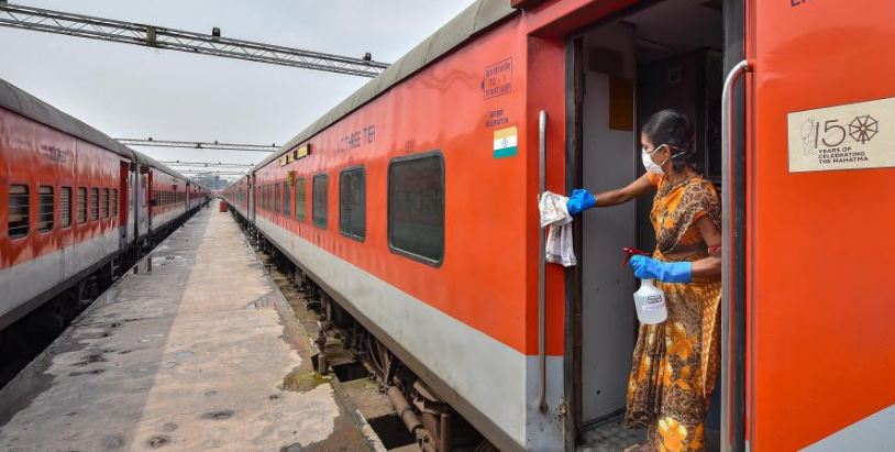 পদগুলি কমানোর পর রেলের কত টাকা সাশ্রয় হচ্ছে, তা হিসাব করারও নির্দেশ দিয়েছে রেল বোর্ড। তারপরেই নতুন করে প্রয়োজনীয় পদ সৃষ্টি করা হবে। ফাইল ছবি : পিটিআই 