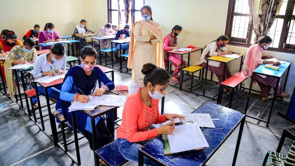 নম্বরে সন্তুষ্ট না হলে দেওয়া যাবে CBSE দশম শ্রেণির বোর্ড পরীক্ষা। (ছবিটি প্রতীকী, সৌজন্য পিটিআই) নম্বরে সন্তুষ্ট না হলে দেওয়া যাবে CBSE দশম শ্রেণির বোর্ড পরীক্ষা। (ছবিটি প্রতীকী, সৌজন্য পিটিআই)