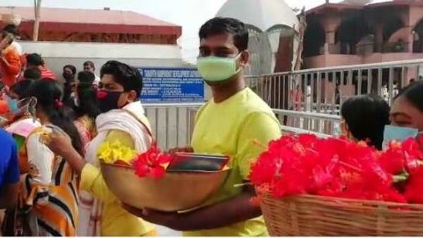 কোভিড বিধি মেনে পুজো তারাপীঠ মন্দিরে (নিজস্ব চিত্র) কোভিড বিধি মেনে পুজো তারাপীঠ মন্দিরে (নিজস্ব চিত্র)