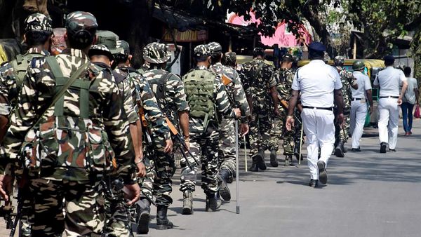 কলকাতায় রুট মার্চ করছেন কেন্দ্রীয় বাহিনীর জওয়ানরা। কলকাতায় রুট মার্চ করছেন কেন্দ্রীয় বাহিনীর জওয়ানরা।
