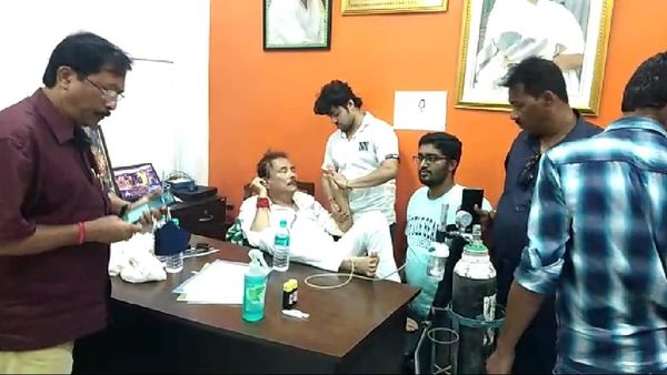 অসুস্থ হয়ে পড়লেন মদন মিত্র। অসুস্থ হয়ে পড়লেন মদন মিত্র।