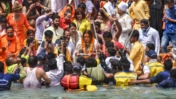 মোদীর 'প্রতীকী' আর্জির পর কুম্ভমেলার সমাপ্তি ঘোষণা ধর্মগুরুর। (ফাইল ছবি, সৌজন্য পিটিআই) মোদীর 'প্রতীকী' আর্জির পর কুম্ভমেলার সমাপ্তি ঘোষণা ধর্মগুরুর। (ফাইল ছবি, সৌজন্য পিটিআই)