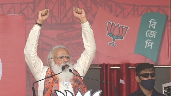 বাংলায় ভোটপ্রচারে নরেন্দ্র মোদী। (PTI) বাংলায় ভোটপ্রচারে নরেন্দ্র মোদী। (PTI)