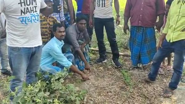 এবার দেগঙ্গায় গুলি চালানোর অভিযোগ কেন্দ্রীয় বাহিনীর বিরুদ্ধে, হল ‘লাঠিচার্জ’। (ছবি সৌজন্য হিন্দুস্তান টাইমস) এবার দেগঙ্গায় গুলি চালানোর অভিযোগ কেন্দ্রীয় বাহিনীর বিরুদ্ধে, হল ‘লাঠিচার্জ’। (ছবি সৌজন্য হিন্দুস্তান টাইমস)