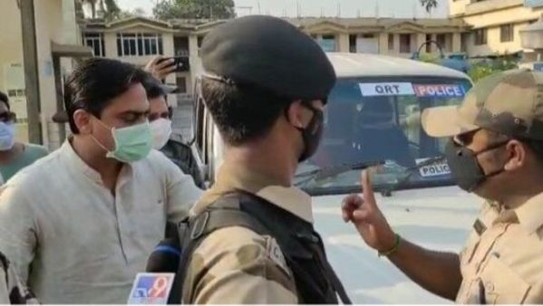 পুলিশের সঙ্গে বাদানুবাদে বিজেপি সাংসদ (নিজস্ব চিত্র) পুলিশের সঙ্গে বাদানুবাদে বিজেপি সাংসদ (নিজস্ব চিত্র)