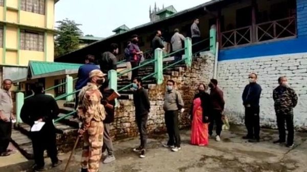 করোনা সতর্কতা বিধি মেনে কালিম্পংয়ে ভোটের লাইন (নিজস্ব ছবি) করোনা সতর্কতা বিধি মেনে কালিম্পংয়ে ভোটের লাইন (নিজস্ব ছবি)