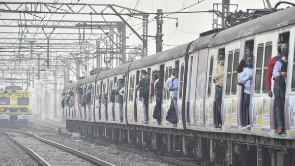 করোনার কোপ ট্রেনে, রবিবার শিয়ালদহ শাখায় বাতিল ১৮ জোড়া লোকাল। (ছবিটি প্রতীকী, সৌজন্য পিটিআই) করোনার কোপ ট্রেনে, রবিবার শিয়ালদহ শাখায় বাতিল ১৮ জোড়া লোকাল। (ছবিটি প্রতীকী, সৌজন্য পিটিআই)