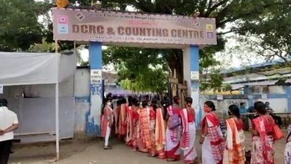রায়গঞ্জে মহিলা ভোটকর্মীদের লাইন (নিজস্ব চিত্র) রায়গঞ্জে মহিলা ভোটকর্মীদের লাইন (নিজস্ব চিত্র)