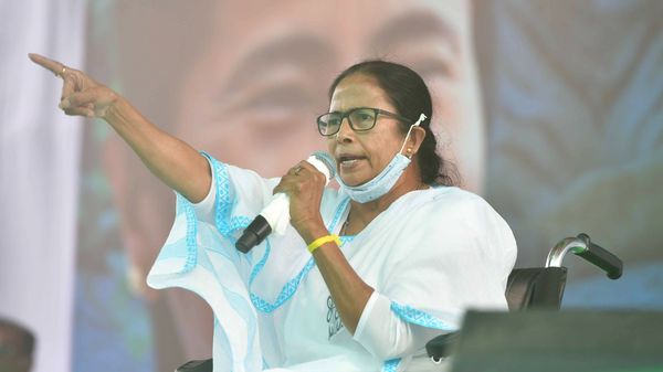 ভোটপ্রচারে মমতা বন্দ্যোপাধ্যায়। (PTI) ভোটপ্রচারে মমতা বন্দ্যোপাধ্যায়। (PTI)