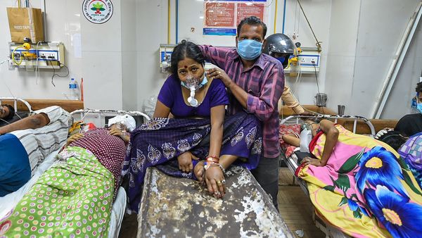 দেশের বিভিন্ন প্রান্তের হাসপাতালে অক্সিজেনের আকাল পড়েছে। (ছবি সৌজন্য পিটিআই) দেশের বিভিন্ন প্রান্তের হাসপাতালে অক্সিজেনের আকাল পড়েছে। (ছবি সৌজন্য পিটিআই)