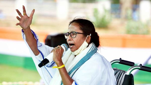 ভোটপ্রচারে মমতা বন্দ্যোপাধ্যায়। ভোটপ্রচারে মমতা বন্দ্যোপাধ্যায়।