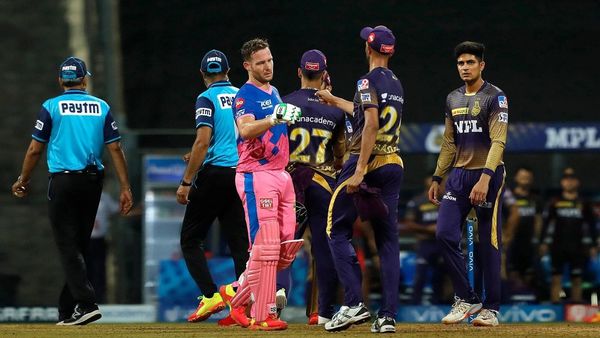 নাইট তারকাদের সঙ্গে সৌজন্য বিনিময় মিলারের। ছবি- আইপিএল। নাইট তারকাদের সঙ্গে সৌজন্য বিনিময় মিলারের। ছবি- আইপিএল।