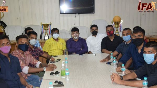 আইএফএ বৈঠকে ফুটবলারদের সঙ্গে কর্তারা। ছবি- আইএফএ। আইএফএ বৈঠকে ফুটবলারদের সঙ্গে কর্তারা। ছবি- আইএফএ।