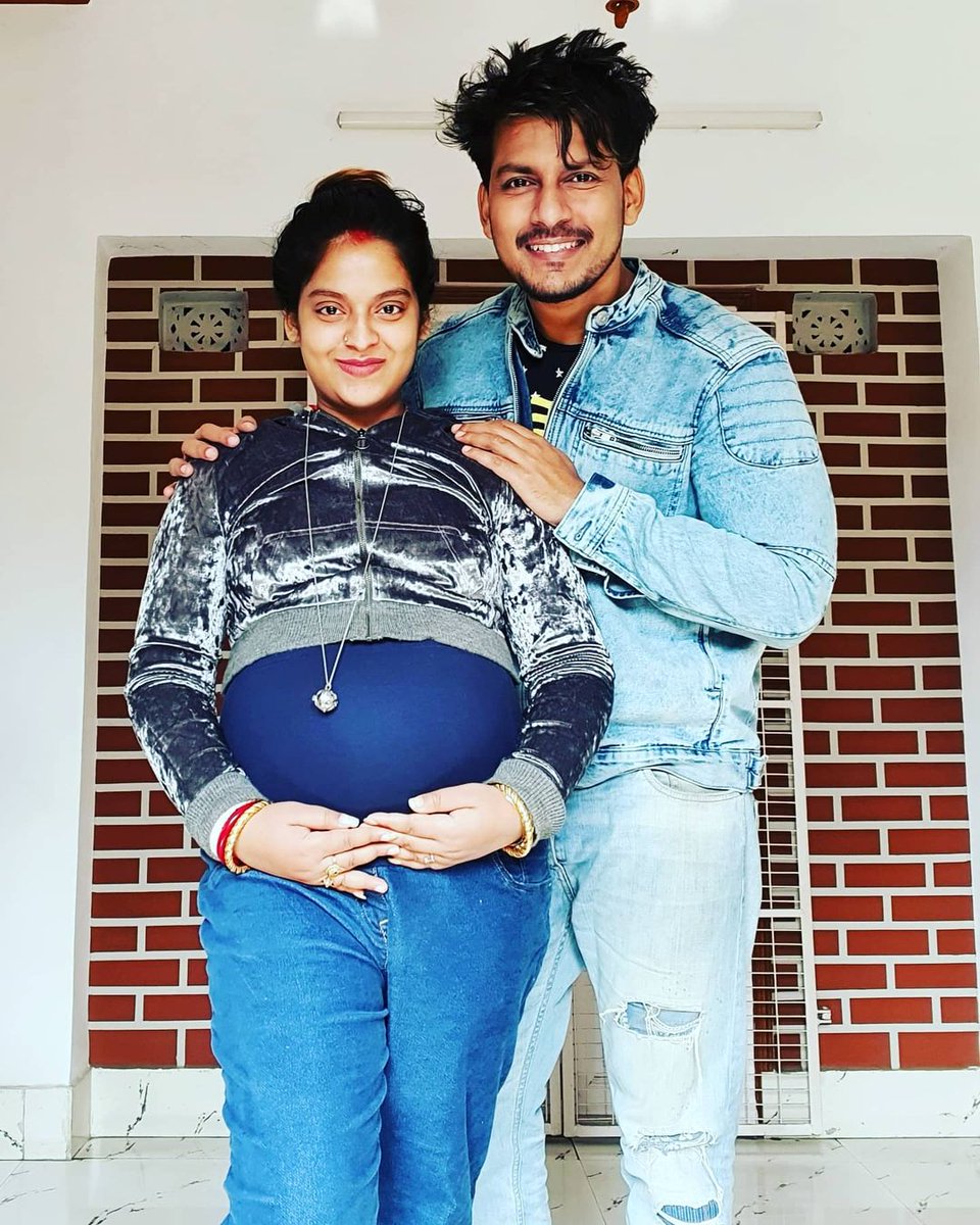 মধুবনী ও রাজা। ছবি সৌজন্যে - ট্যুইটার মধুবনী ও রাজা। ছবি সৌজন্যে - ট্যুইটার