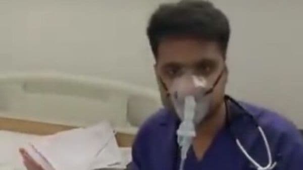অক্সিজেনের পরিপূরক নেবুলাইজার! চিকিৎসকের ভাইরাল ভিডিও ঘিরে বিতর্ক (ছবি স্ক্রিনগ্র্যাব) অক্সিজেনের পরিপূরক নেবুলাইজার! চিকিৎসকের ভাইরাল ভিডিও ঘিরে বিতর্ক (ছবি স্ক্রিনগ্র্যাব)