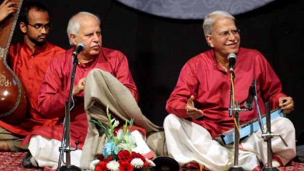 রাজন ও সাজন মিশ্র (ছবি-সংগৃহিত) রাজন ও সাজন মিশ্র (ছবি-সংগৃহিত)