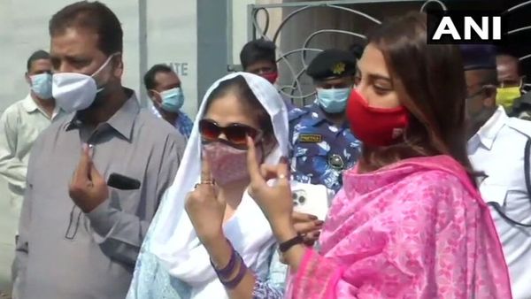 সপরিবারে ভোট দিলেন নুসরত সপরিবারে ভোট দিলেন নুসরত