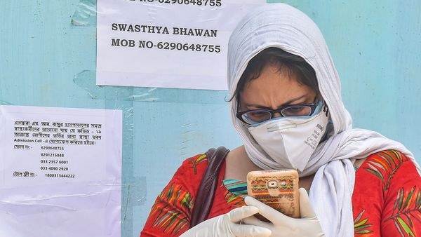 রাস্তাঘাটে মাস্ক তো পরতেই হবে। এবার বাড়িতেও মাস্ক পরে থাকার পরামর্শ কেন্দ্রের। (ছবিটি প্রতীকী, সৌজন্য পিটিআই) রাস্তাঘাটে মাস্ক তো পরতেই হবে। এবার বাড়িতেও মাস্ক পরে থাকার পরামর্শ কেন্দ্রের। (ছবিটি প্রতীকী, সৌজন্য পিটিআই)