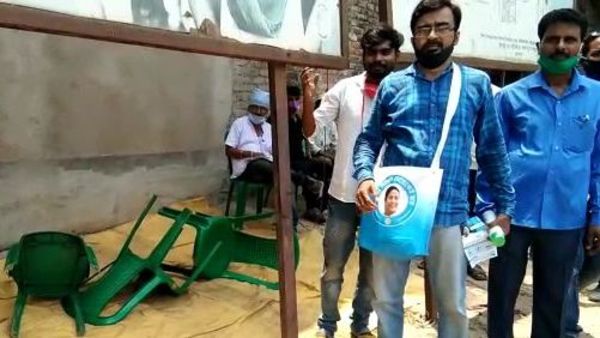 মালদায় তৃণমূলের ক্যাম্প অফিস ভেঙে কর্মীদের তাড়া করে পেটাল জওয়ানেরা, ছবি (স্ক্রিনগ্র্যাব) মালদায় তৃণমূলের ক্যাম্প অফিস ভেঙে কর্মীদের তাড়া করে পেটাল জওয়ানেরা, ছবি (স্ক্রিনগ্র্যাব)