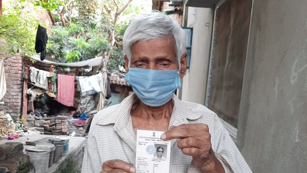 কমিশনের তালিকায় ‘মৃত’, ভোট দিয়েই ফিরলেন নাছোড় ‘মৃত’ ভোটার! (ছবি স্ক্রিনগ্র্যাব) কমিশনের তালিকায় ‘মৃত’, ভোট দিয়েই ফিরলেন নাছোড় ‘মৃত’ ভোটার! (ছবি স্ক্রিনগ্র্যাব)