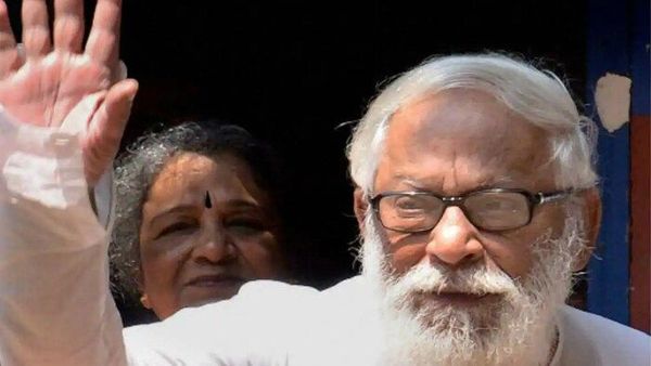 ২০১৬ সালের বিধানসভা নির্বাচনে ভোট দিয়ে বেরোচ্ছেন বুদ্ধদেব ভট্টাচার্য। পিছনে স্ত্রী মীরা ভট্টাচার্য। ২০১৬ সালের বিধানসভা নির্বাচনে ভোট দিয়ে বেরোচ্ছেন বুদ্ধদেব ভট্টাচার্য। পিছনে স্ত্রী মীরা ভট্টাচার্য।