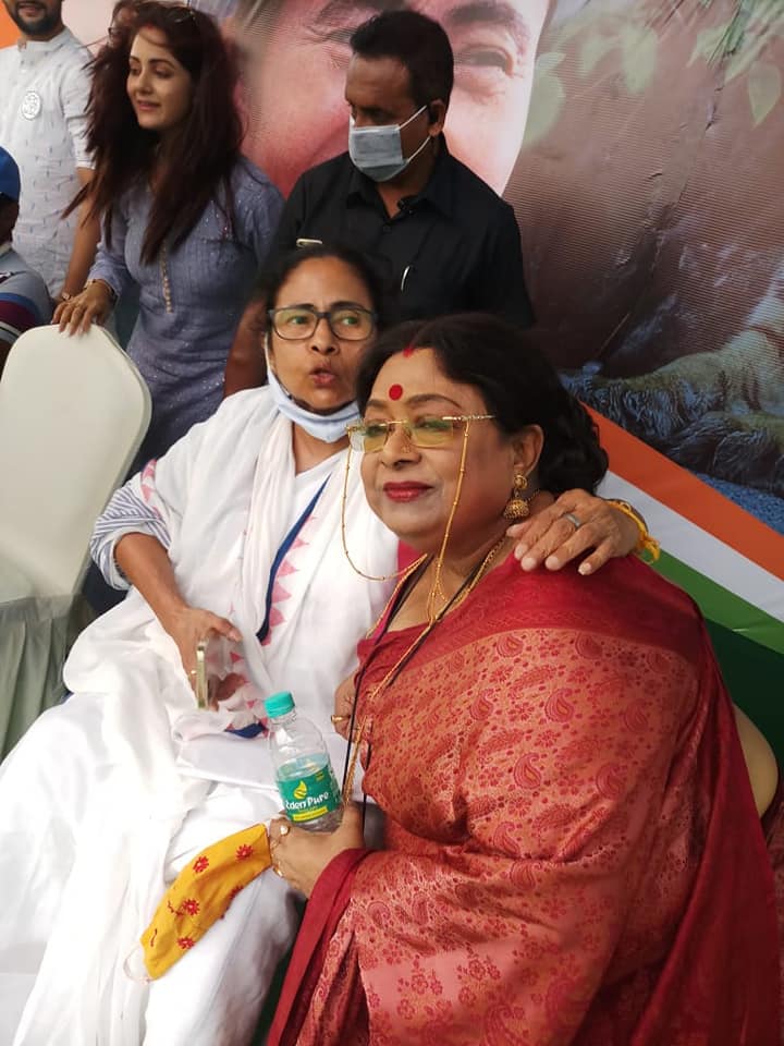 ভোট প্রচারের ফাঁকে মুখ্যমন্ত্রীর সঙ্গে (ছবি-ফেসবুক) ভোট প্রচারের ফাঁকে মুখ্যমন্ত্রীর সঙ্গে (ছবি-ফেসবুক)