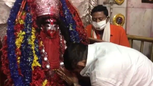 তারাপীঠ মন্দিরে অনুব্রত। (ছবি সৌজন্য ভিডিয়ো) তারাপীঠ মন্দিরে অনুব্রত। (ছবি সৌজন্য ভিডিয়ো)