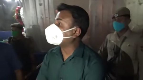 বিতর্কের কেন্দ্রবিন্দুতে থাকা শৈলেশ কুমার যাদব (সৌজন্যে টুইটার) বিতর্কের কেন্দ্রবিন্দুতে থাকা শৈলেশ কুমার যাদব (সৌজন্যে টুইটার)