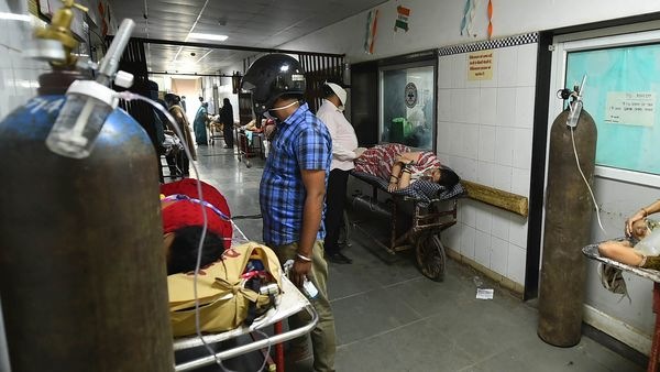 একই ওয়ার্ডে ৩ মৃতদেহের সঙ্গে রাত কাটালেন করোনা আক্রান্ত, অভিযোগ উঠল কলকাতায়। (ছবিটি প্রতীকী, সৌজন্য পিটিআই) একই ওয়ার্ডে ৩ মৃতদেহের সঙ্গে রাত কাটালেন করোনা আক্রান্ত, অভিযোগ উঠল কলকাতায়। (ছবিটি প্রতীকী, সৌজন্য পিটিআই)