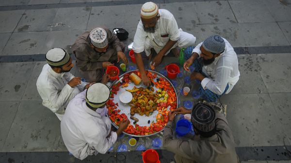 করোনা সংক্রমণের চোখ রাঙানির মাঝে পালিত হচ্ছে রমজান মাস। (ছবি সৌজন্য পিটিআই) করোনা সংক্রমণের চোখ রাঙানির মাঝে পালিত হচ্ছে রমজান মাস। (ছবি সৌজন্য পিটিআই)