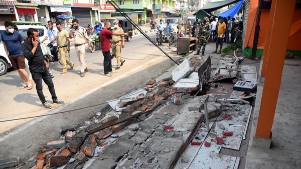 আতঙ্কে রাস্তায় বাসিন্দারা (ছবি সৌজন্যে পিটিআই) আতঙ্কে রাস্তায় বাসিন্দারা (ছবি সৌজন্যে পিটিআই)