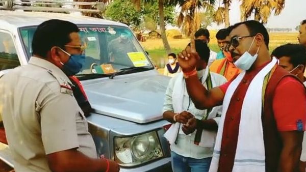 পুলিশের সঙ্গে বচসা তৃণমূল প্রার্থীর (নিজস্ব চিত্র ) পুলিশের সঙ্গে বচসা তৃণমূল প্রার্থীর (নিজস্ব চিত্র )