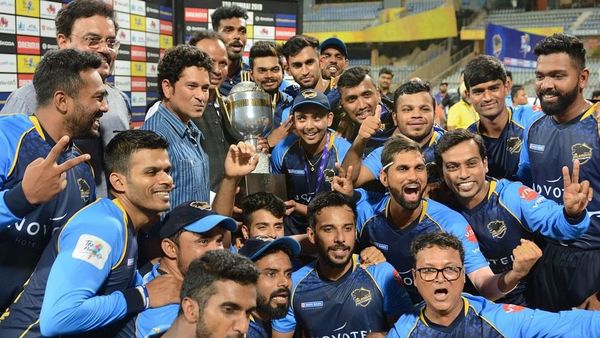 টি20 মুম্বই লিগ ট্রফি হাতে সতীর্থদের সাথে পৃথ্বী শ। ছবি- পিটিআই। টি20 মুম্বই লিগ ট্রফি হাতে সতীর্থদের সাথে পৃথ্বী শ। ছবি- পিটিআই।