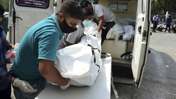 ফ্ল্যাট থেকে উদ্ধার করোনা আক্রান্ত বৃদ্ধের ঝুলন্ত দেহ। (ছবিটি প্রতীকী, সৌজন্য পিটিআই) ফ্ল্যাট থেকে উদ্ধার করোনা আক্রান্ত বৃদ্ধের ঝুলন্ত দেহ। (ছবিটি প্রতীকী, সৌজন্য পিটিআই)