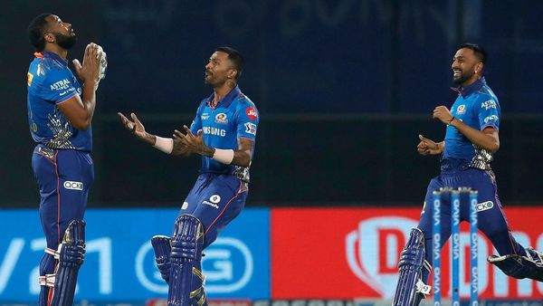 জয়ের পর পোলার্ড, হার্দিক ও ক্রুণাল। ছবি- আইপিএল। জয়ের পর পোলার্ড, হার্দিক ও ক্রুণাল। ছবি- আইপিএল।