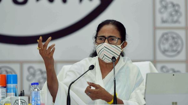 বৈঠকে তৃণমূল সুপ্রিমো মমতা বন্দ্যোপাধ্যায় (ছবি সৌজন্যে এএনআই) বৈঠকে তৃণমূল সুপ্রিমো মমতা বন্দ্যোপাধ্যায় (ছবি সৌজন্যে এএনআই)
