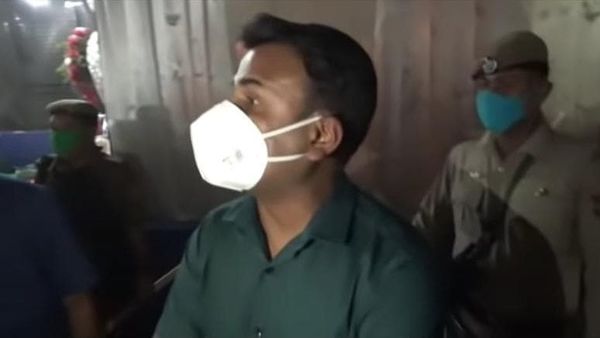 বিতর্কের কেন্দ্রবিন্দুতে থাকা শৈলেশ কুমার যাদব (সৌজন্যে টুইটার) বিতর্কের কেন্দ্রবিন্দুতে থাকা শৈলেশ কুমার যাদব (সৌজন্যে টুইটার)