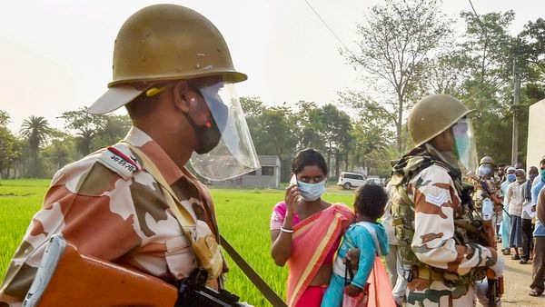 আবারও প্রাণ ঝরল শীতলকুচিতে, দু’দলের সংঘর্ষের মধ্যে পড়ে গুলি লেগে মৃত্যু যুবকের। (ছবিটি প্রতীকী, সৌজন্য পিটিআই) আবারও প্রাণ ঝরল শীতলকুচিতে, দু’দলের সংঘর্ষের মধ্যে পড়ে গুলি লেগে মৃত্যু যুবকের। (ছবিটি প্রতীকী, সৌজন্য পিটিআই)