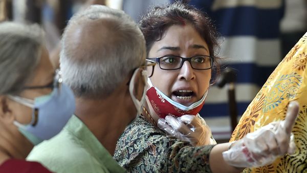 ভ্যাকসিন না পেয়ে ইএসআই হাসপাতালের সামনে বিক্ষোভ, পথ অবরোধ। (ছবিটি প্রতীকী, সৌজন্য পিটিআই) ভ্যাকসিন না পেয়ে ইএসআই হাসপাতালের সামনে বিক্ষোভ, পথ অবরোধ। (ছবিটি প্রতীকী, সৌজন্য পিটিআই)