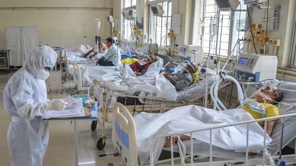 চিকিৎসা চলছে করোনা আক্রান্তদের (প্রতীকী ছবি) চিকিৎসা চলছে করোনা আক্রান্তদের (প্রতীকী ছবি)