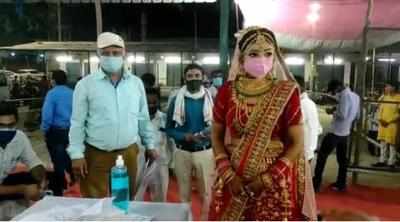 বধুবেশে পুণম। ছবি : টুইটার বধুবেশে পুণম। ছবি : টুইটার
