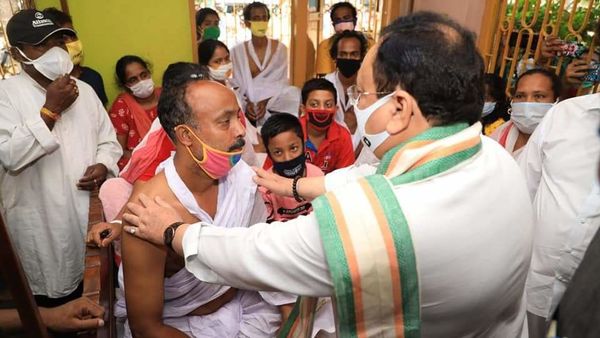 বুধবার নিহত জগদ্দলে আক্রান্ত বিজেপি কর্মীর কমল মণ্ডলের বাড়িতে জেপি নড্ডা। বুধবার নিহত জগদ্দলে আক্রান্ত বিজেপি কর্মীর কমল মণ্ডলের বাড়িতে জেপি নড্ডা।