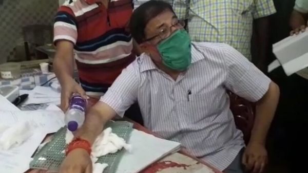 আক্রান্ত উদয়ন গুহ (নিজস্ব চিত্র) আক্রান্ত উদয়ন গুহ (নিজস্ব চিত্র)