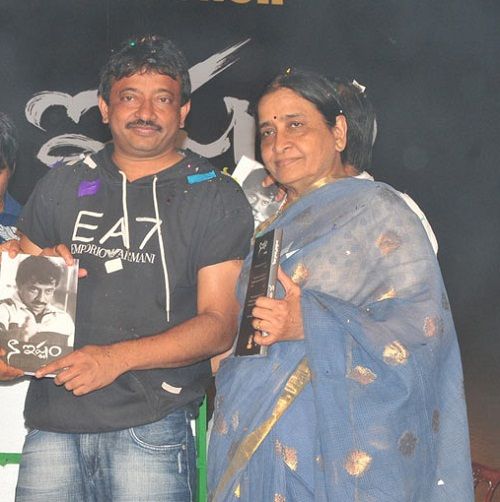 মায়ের সঙ্গে রামগোপাল বর্মা মায়ের সঙ্গে রামগোপাল বর্মা