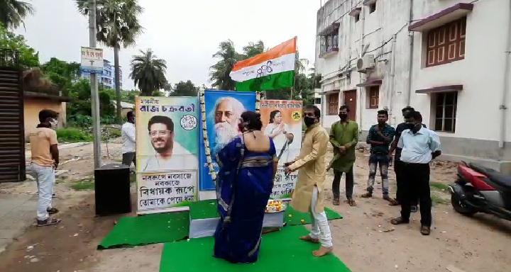 সেই রবীন্দ্রজয়ন্তী অনুষ্ঠানে ব্যস্ত দেবপ্রসাদ ও বীনা গঙ্গোপাধ্যায়। ছবি সৌজন্যে - হিন্দুস্তান টাইমস সেই রবীন্দ্রজয়ন্তী অনুষ্ঠানে ব্যস্ত দেবপ্রসাদ ও বীনা গঙ্গোপাধ্যায়। ছবি সৌজন্যে - হিন্দুস্তান টাইমস