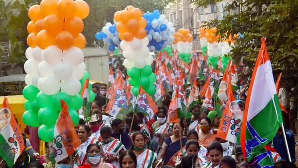 প্রভাবশালী তৃণমূল কংগ্রেস নেতা সত্যরঞ্জন শীল ওরফে সোনা শীলকে ধরতে পারল না পুলিশ। (ছবিটি প্রতীকী, সৌজন্য এএনআই) প্রভাবশালী তৃণমূল কংগ্রেস নেতা সত্যরঞ্জন শীল ওরফে সোনা শীলকে ধরতে পারল না পুলিশ। (ছবিটি প্রতীকী, সৌজন্য এএনআই)