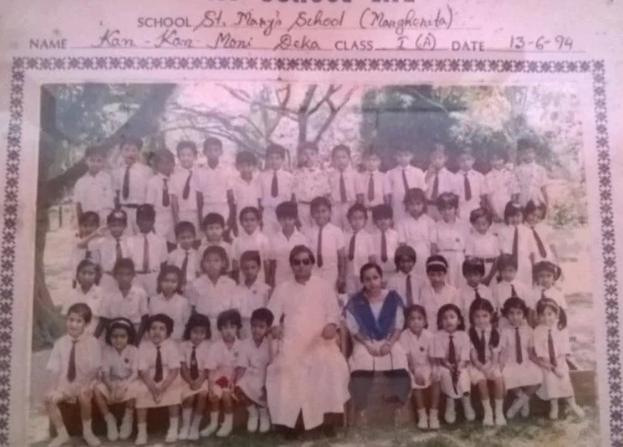 ক্লাসের বাকি বন্ধুদের সঙ্গে সাক্ষী-অনুষ্কা।